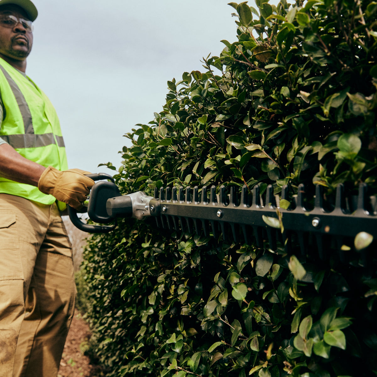 82V Cordless Battery Pole Hedge Trimmer: 2.5 Ah Battery and Dual-Port Charger