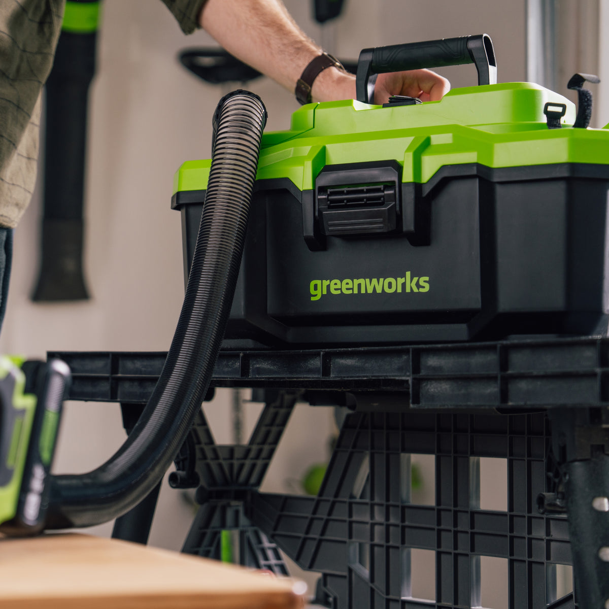 24V 3.5-Gal AC/DC Wet/Dry Vacuum: 4.0 Ah Type-C Battery and 30W Charger